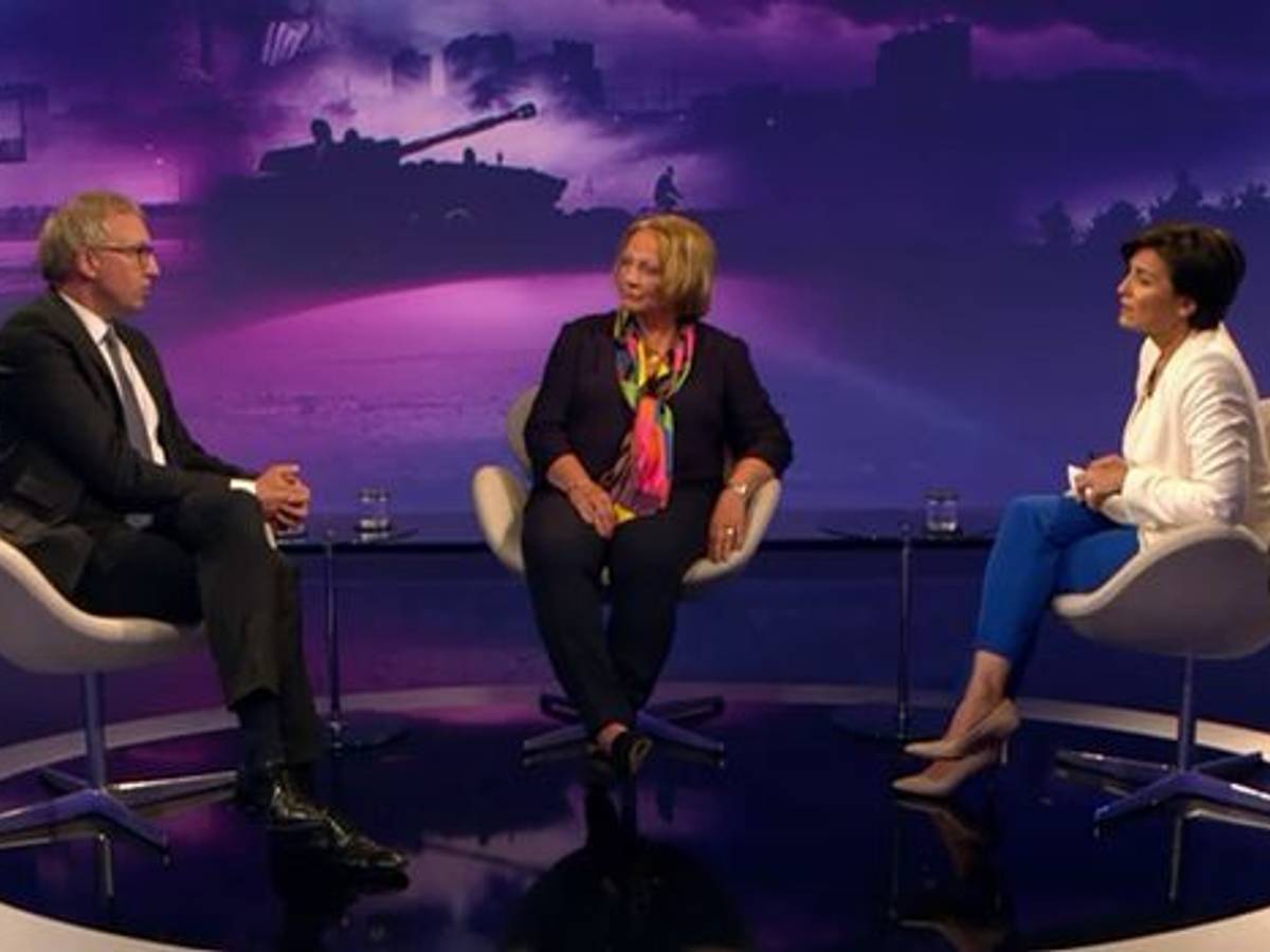 Sandra Maischberger (rechts) hatte die FDP-Politikerin Sabine Leutheusser-Schnarrenberger und den Politologen Johannes Varwick in ihre Sendung geladen.