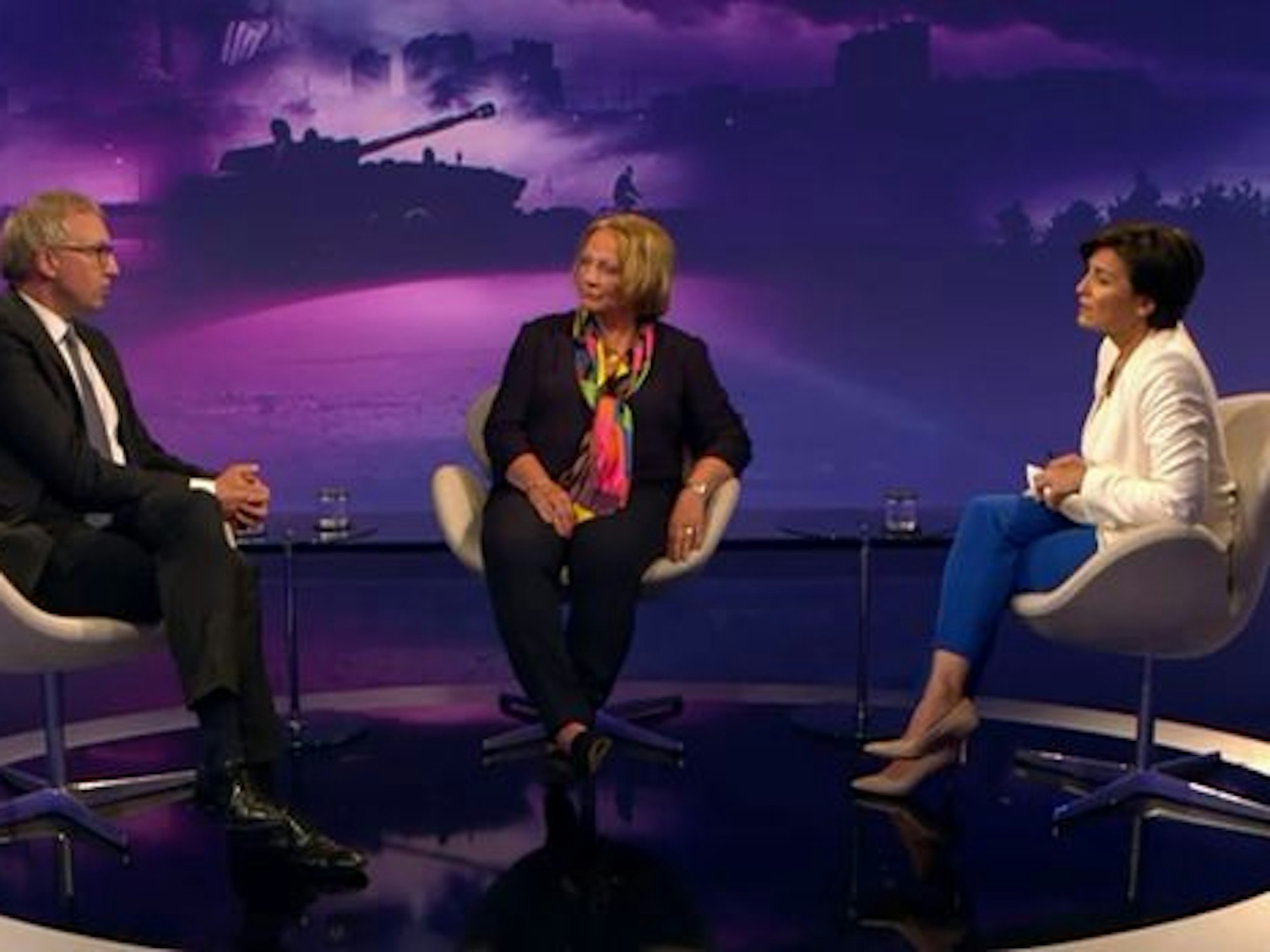 Sandra Maischberger (rechts) hatte die FDP-Politikerin Sabine Leutheusser-Schnarrenberger und den Politologen Johannes Varwick in ihre Sendung geladen.