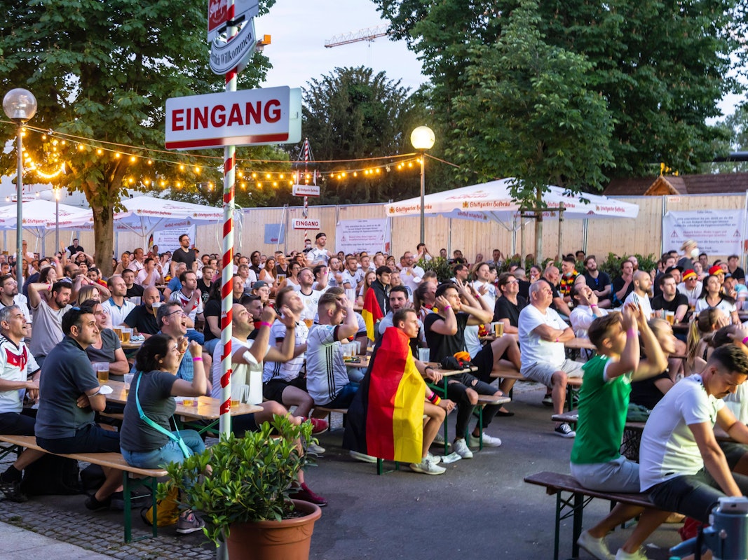 Die deutschen Fans schauen beim Spiel Deutschland gegen Frankreich auf eine Leinwand im Stuttgarter Schlossgarten.