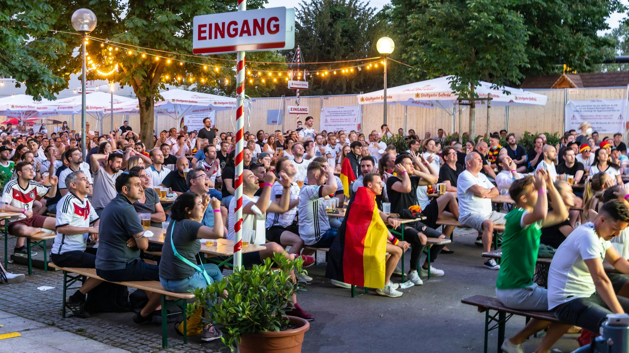 Die deutschen Fans schauen beim Spiel Deutschland gegen Frankreich auf eine Leinwand im Stuttgarter Schlossgarten.