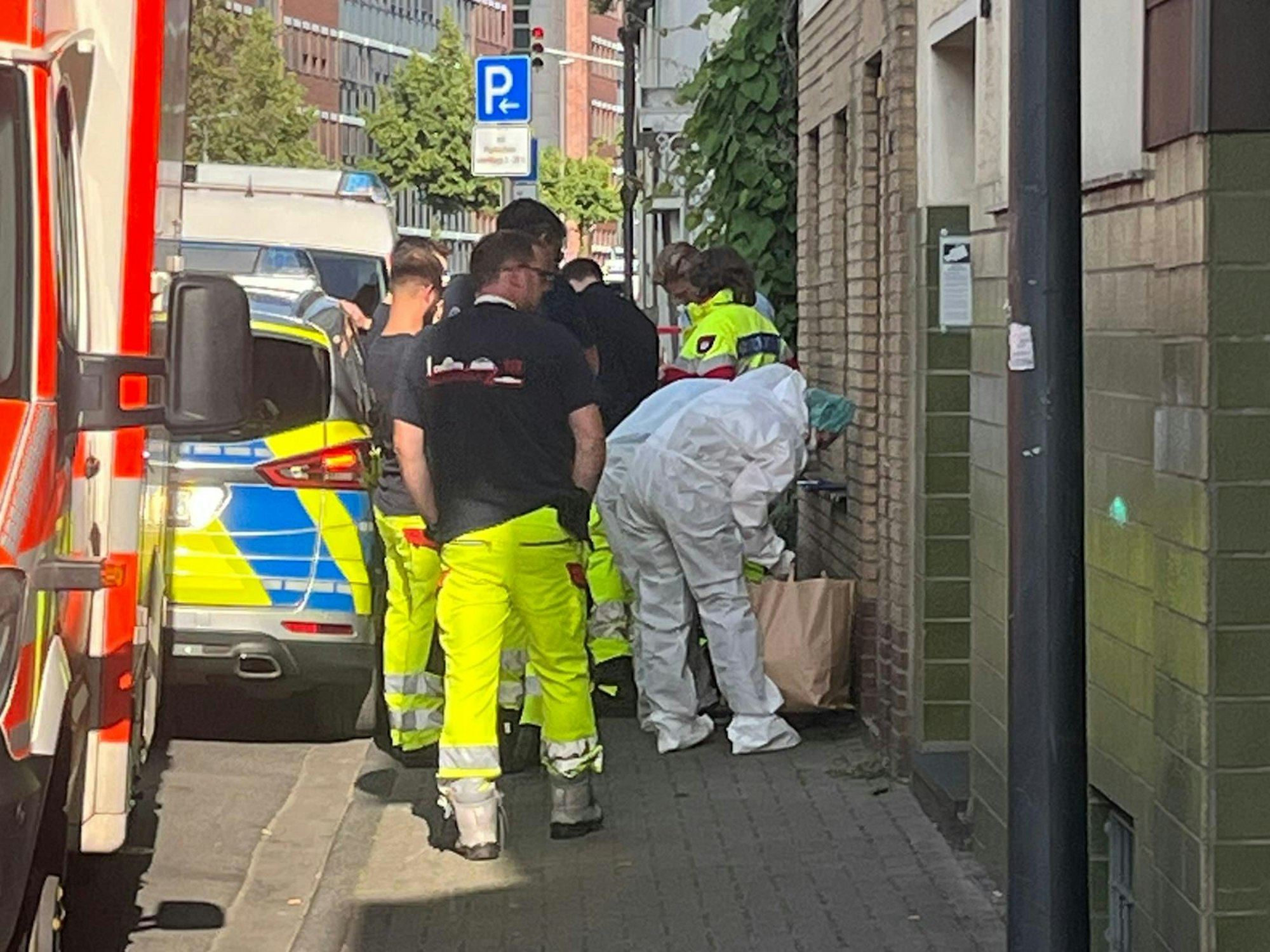 Tötungsdelikt in Köln-Kalk. Einsatzkräfte bei der Spurensuche.