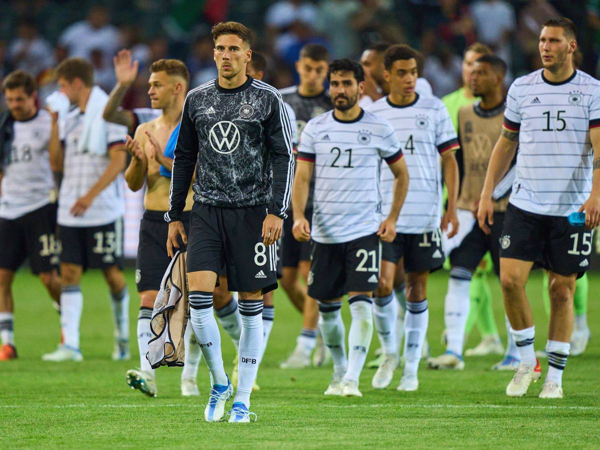 Leon Goretzka geht bei der Ehrenrunde in Mönchengladbach über den Platz.