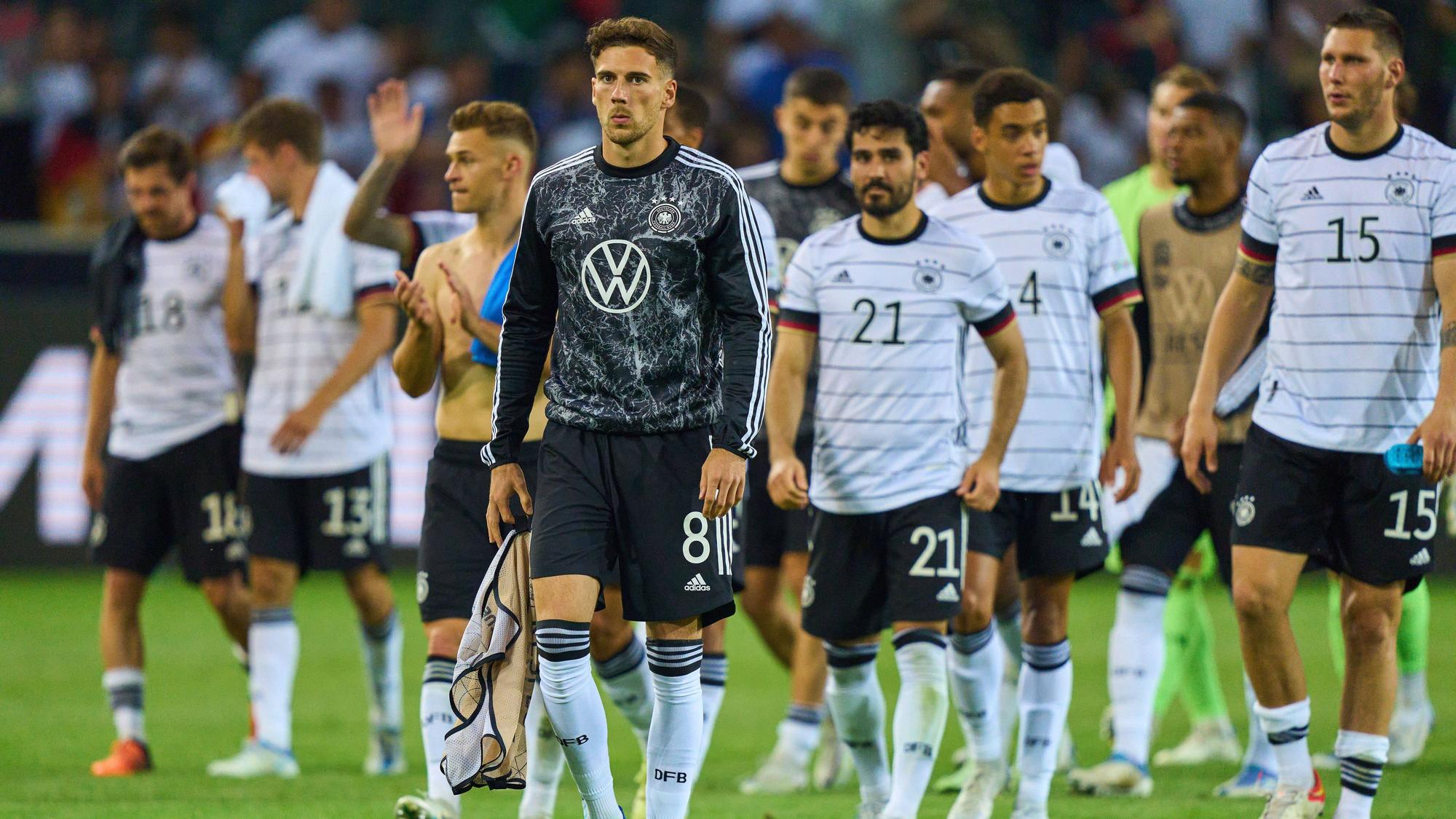 Leon Goretzka geht bei der Ehrenrunde in Mönchengladbach über den Platz.