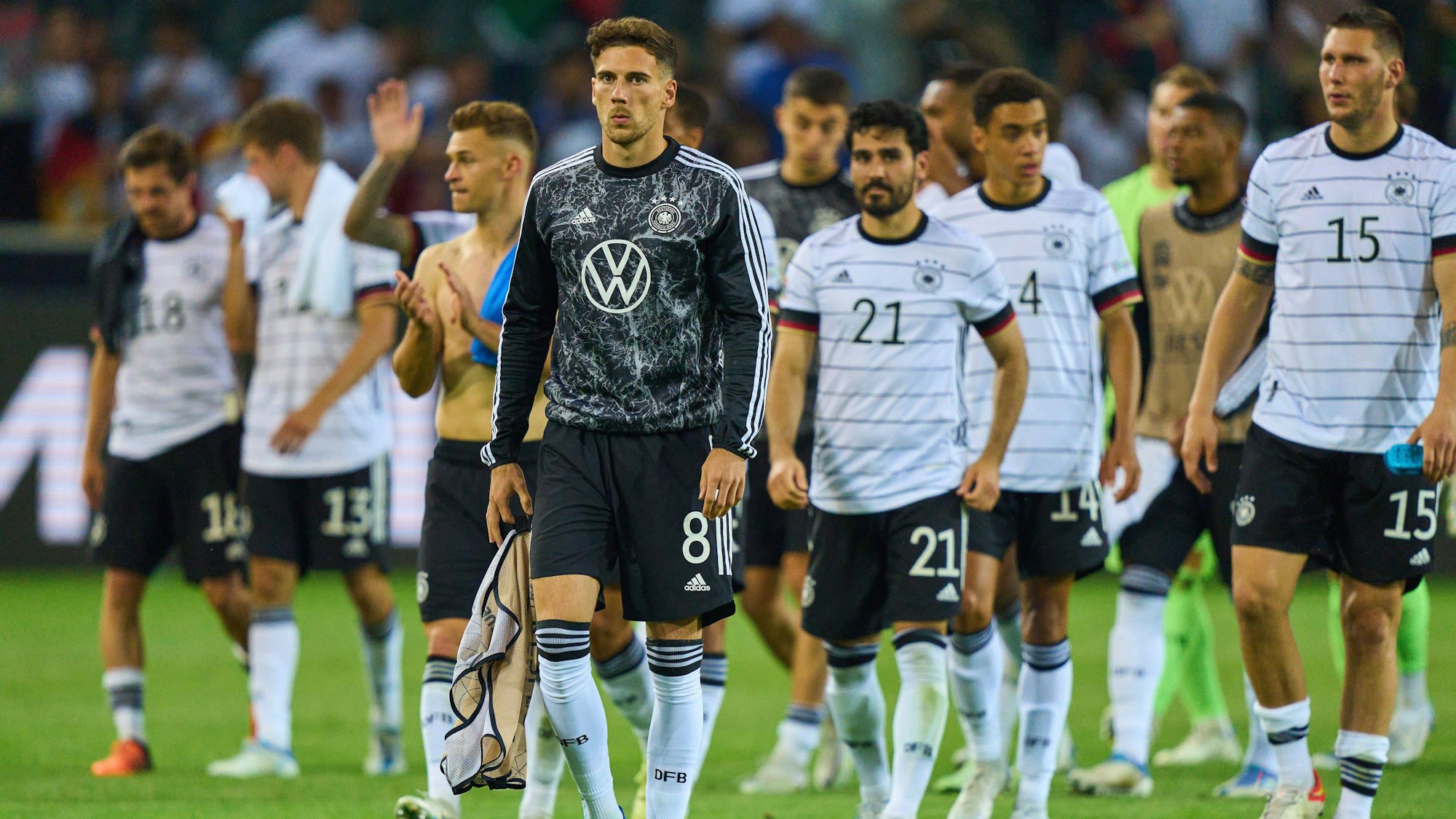 Leon Goretzka geht bei der Ehrenrunde in Mönchengladbach über den Platz.