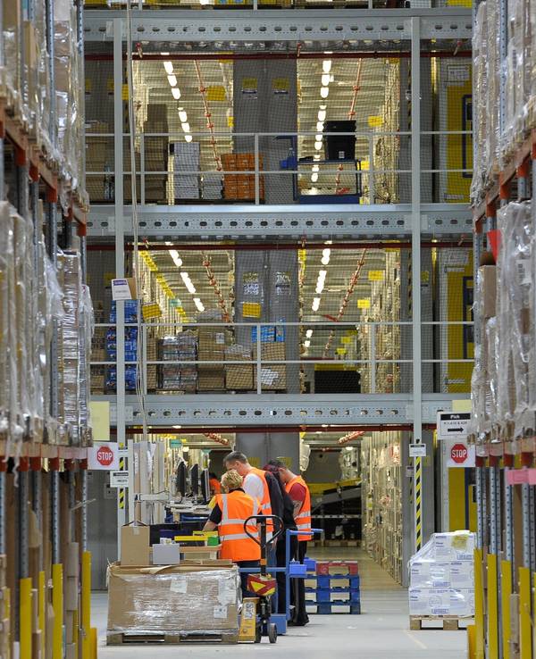 Amazon-Mitarbeiter bei der Arbeit in einem Logistikzentrum.