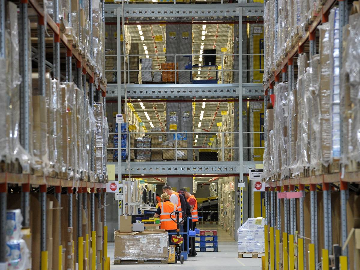 Amazon-Mitarbeiter bei der Arbeit in einem Logistikzentrum.