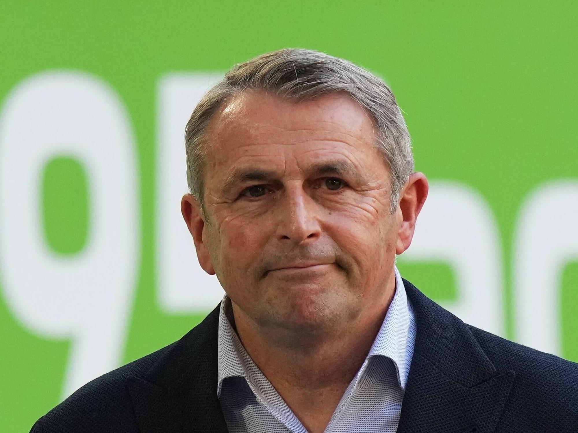 Klaus Allofs, Vorstand von Fortuna Düsseldorf, beim Interview im Stadion.