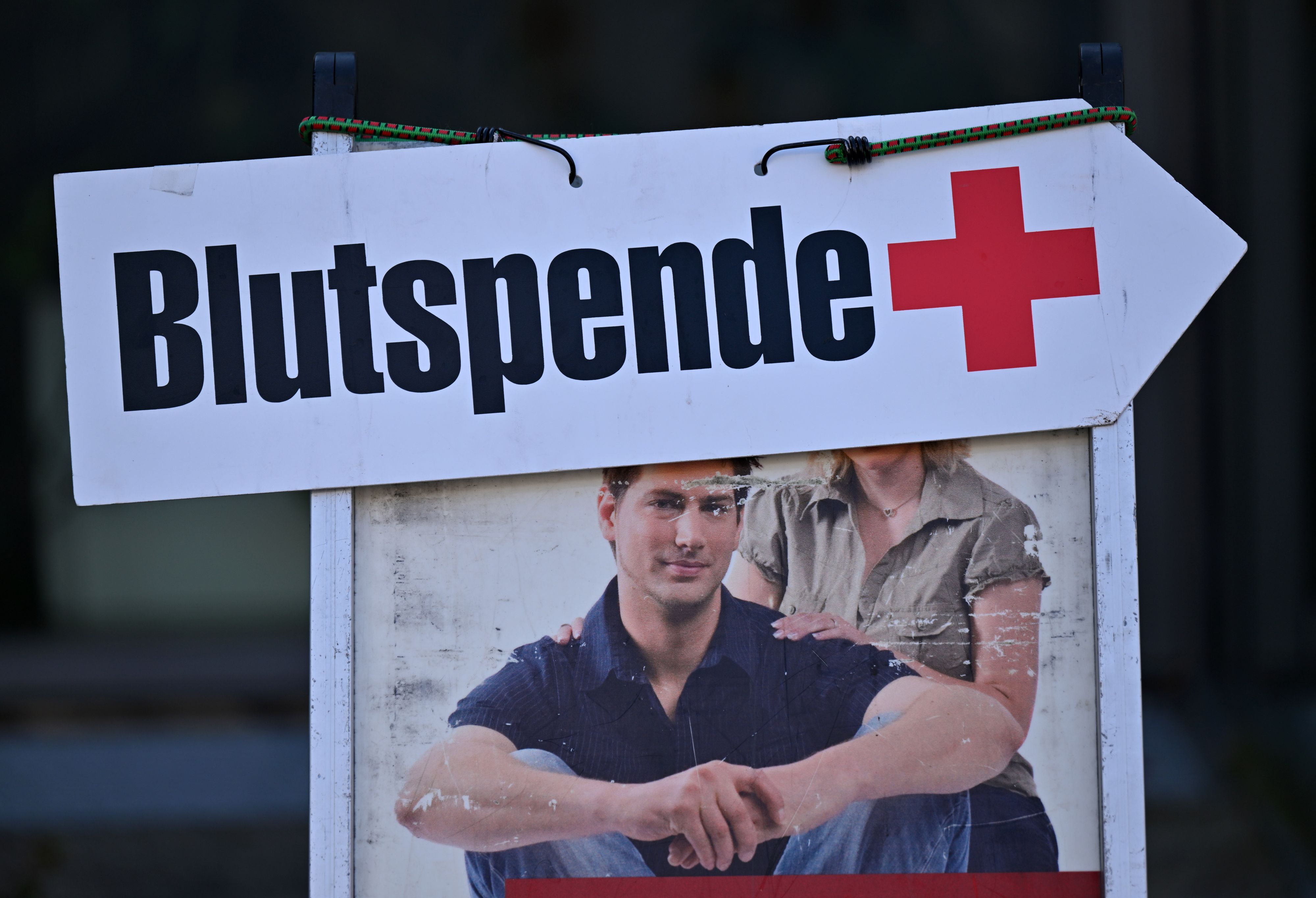 Blutspende steht auf dem Wegweiser zu einem Blutspendetermin.