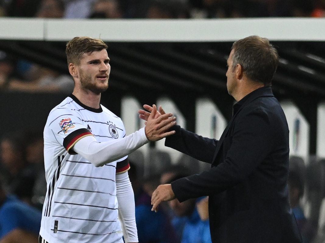 Deutschlands Timo Werner klatscht mit Bundestrainer Trainer Hansi Flick ab.