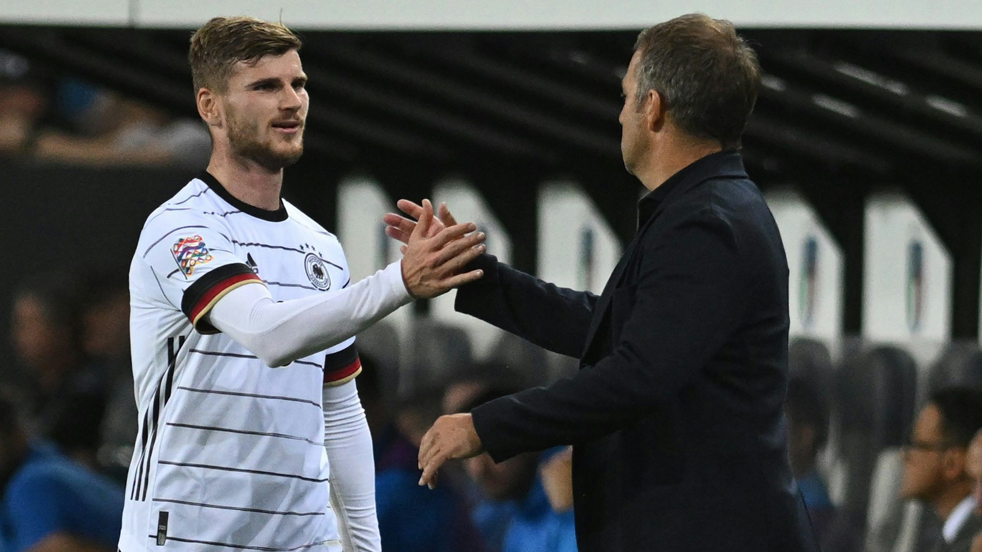 Deutschlands Timo Werner klatscht mit Bundestrainer Trainer Hansi Flick ab.