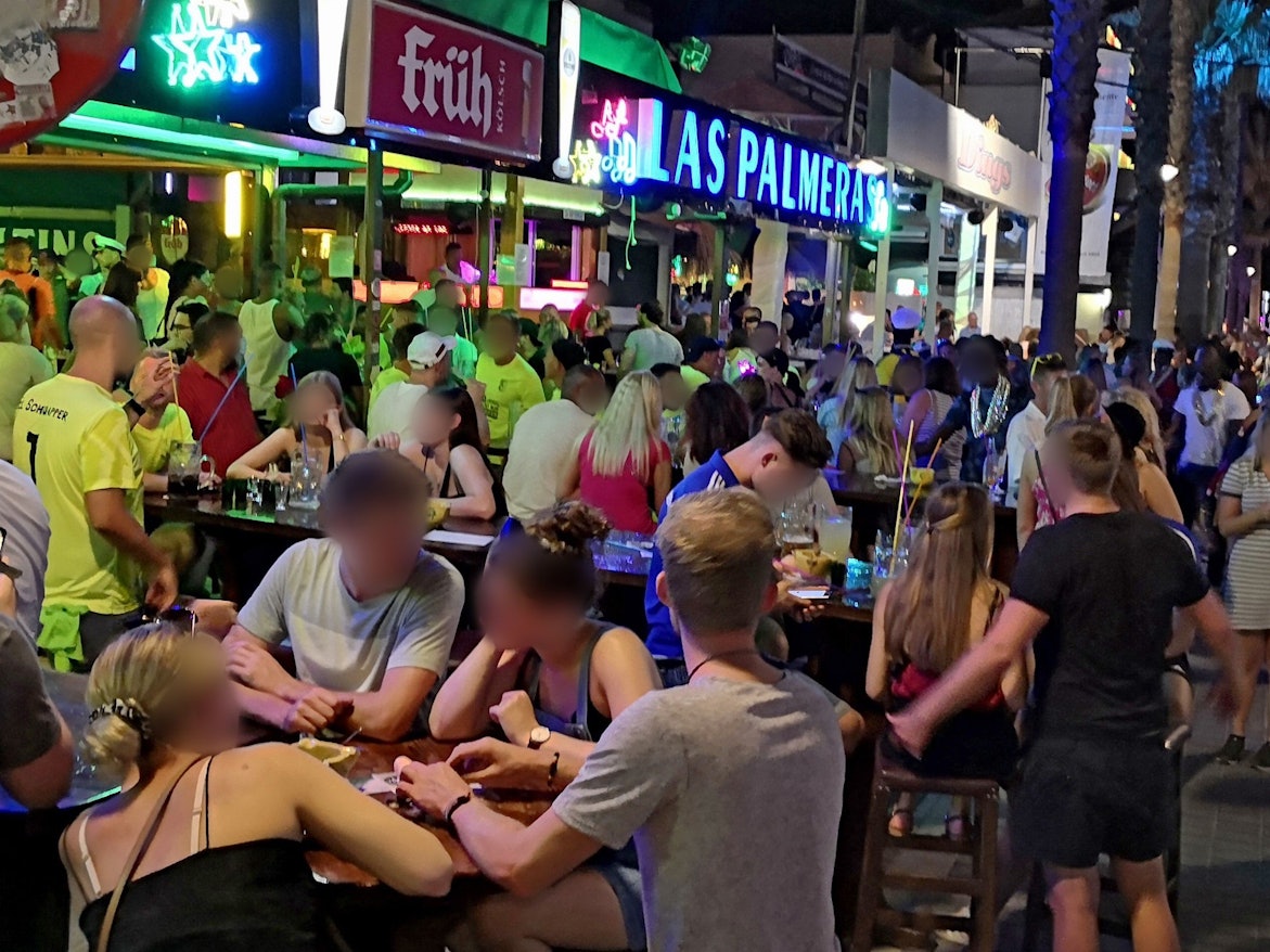 Dichtes gedränge herrscht an der „Bierstraße“ auf Mallorca am Ballermann.
