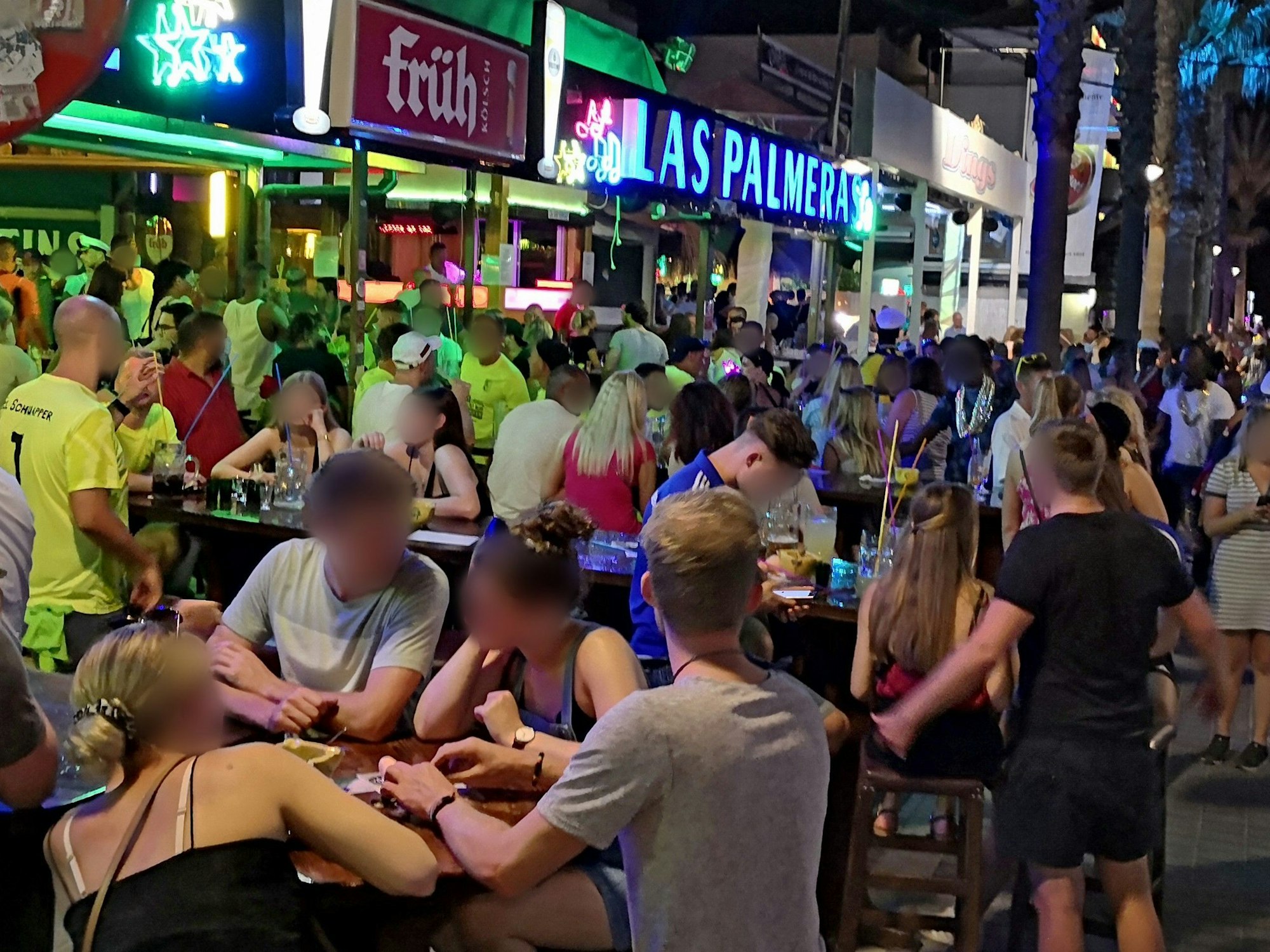Dichtes gedränge herrscht an der „Bierstraße“ auf Mallorca am Ballermann.