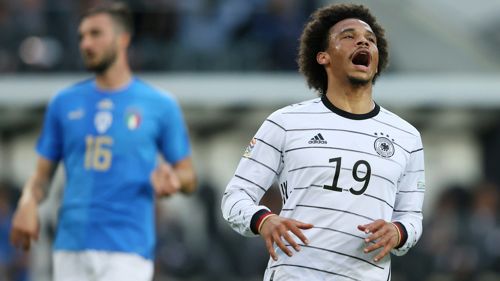 Leroy Sané reagiert enttäuscht, nachdem er mit seiner Torchance gescheitert war.