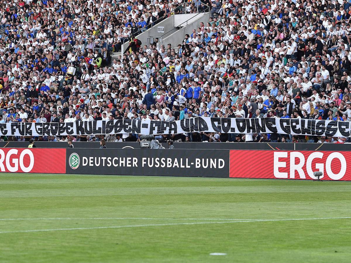 Banner mit der Aufschrift „15.000 Tote für große Kulissen - FIFA und Co. ohne Gewissen Boycott Qatar“ beim Länderspiel.