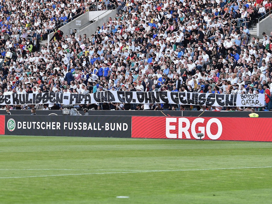 Banner mit der Aufschrift „15.000 Tote für große Kulissen - FIFA und Co. ohne Gewissen Boycott Qatar“ beim Länderspiel.