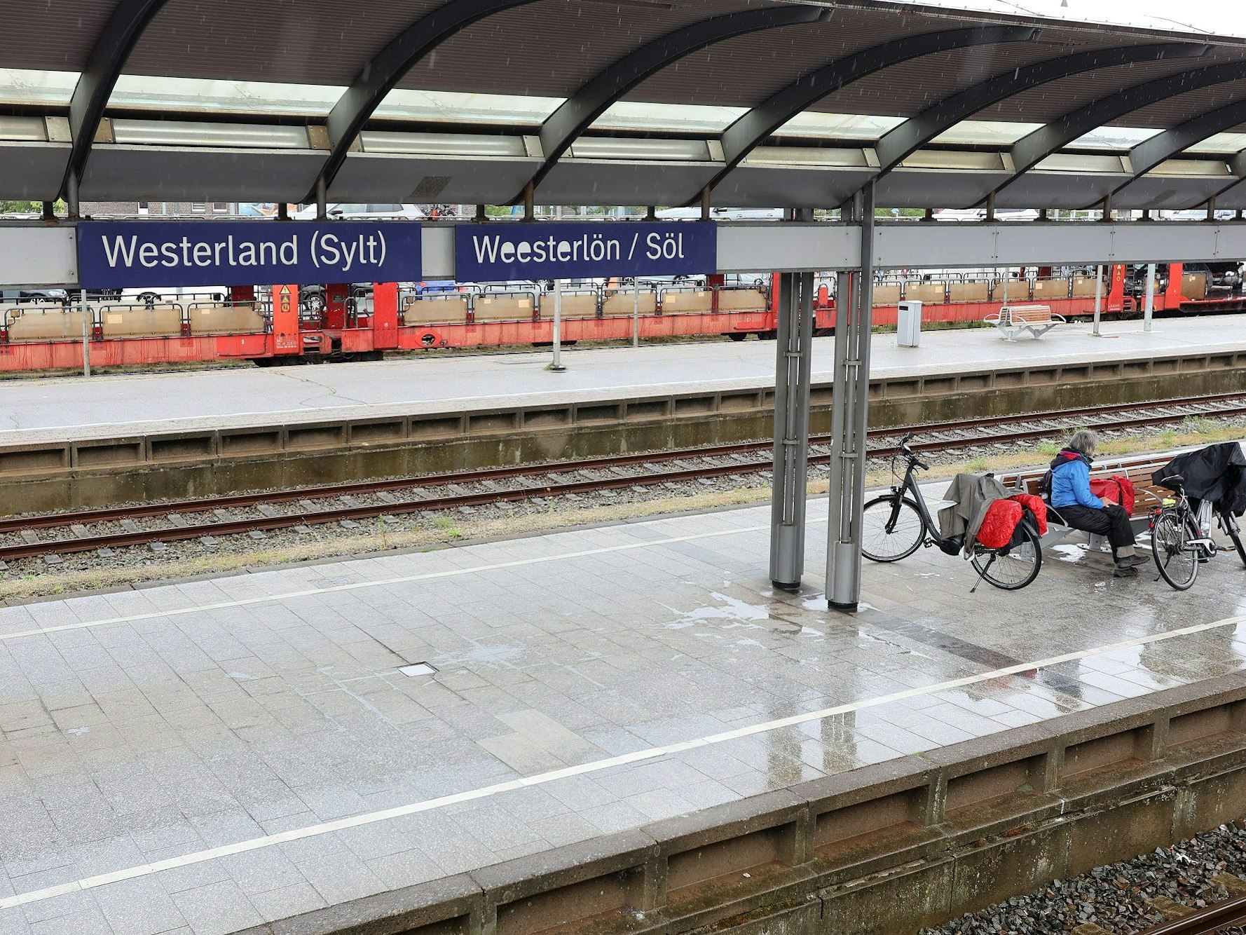 Auf Sylt soll eine Demonstration der Partei „Die Rechte“ stattfinden. Das Foto zeigt den Bahnhof von Westerland am 30. Mai 2022, wo sich die Nazis treffen wollen.