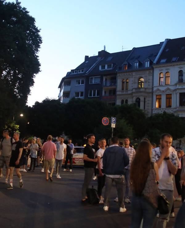 Eine warme Nacht am Brüsseler Platz in Köln. Menschen genießen den Frühsommer und verabreden sich.