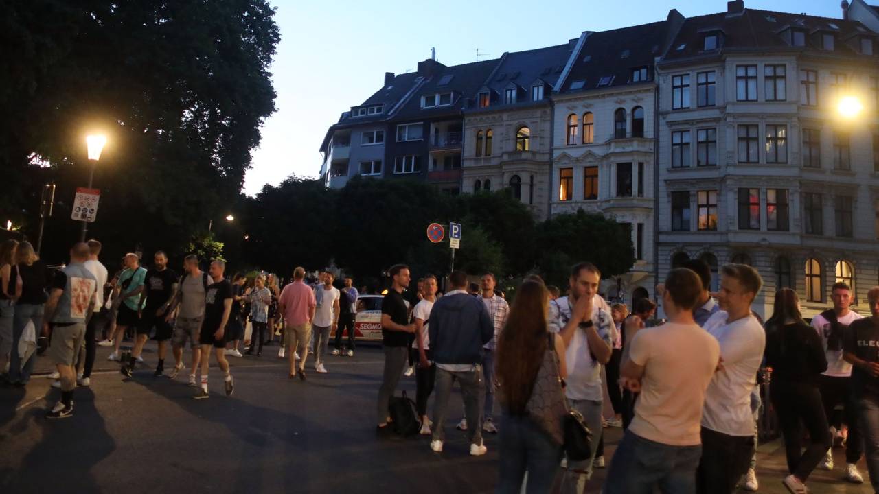 Eine warme Nacht am Brüsseler Platz in Köln. Menschen genießen den Frühsommer und verabreden sich.