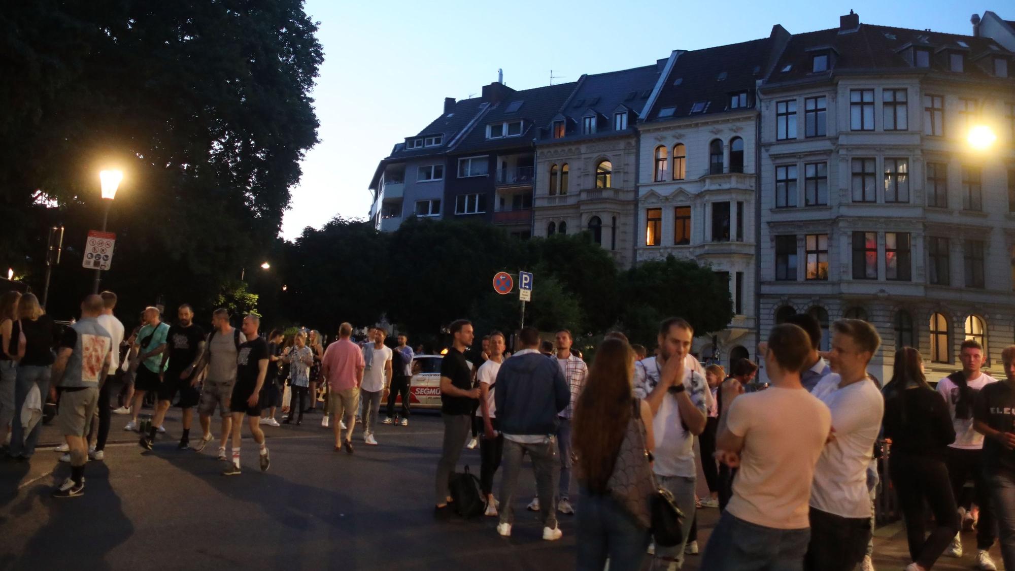 Eine warme Nacht am Brüsseler Platz in Köln. Menschen genießen den Frühsommer und verabreden sich.