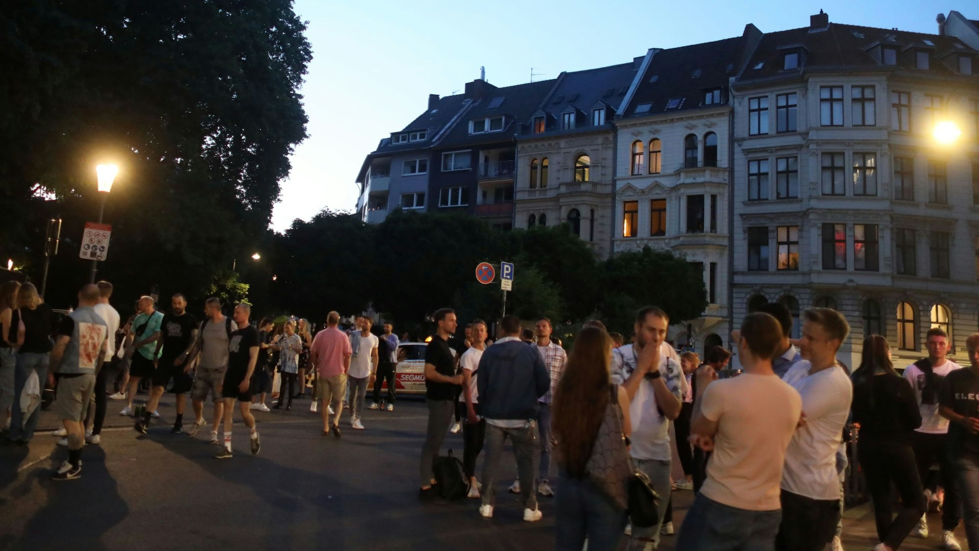 Eine warme Nacht am Brüsseler Platz in Köln. Menschen genießen den Frühsommer und verabreden sich.