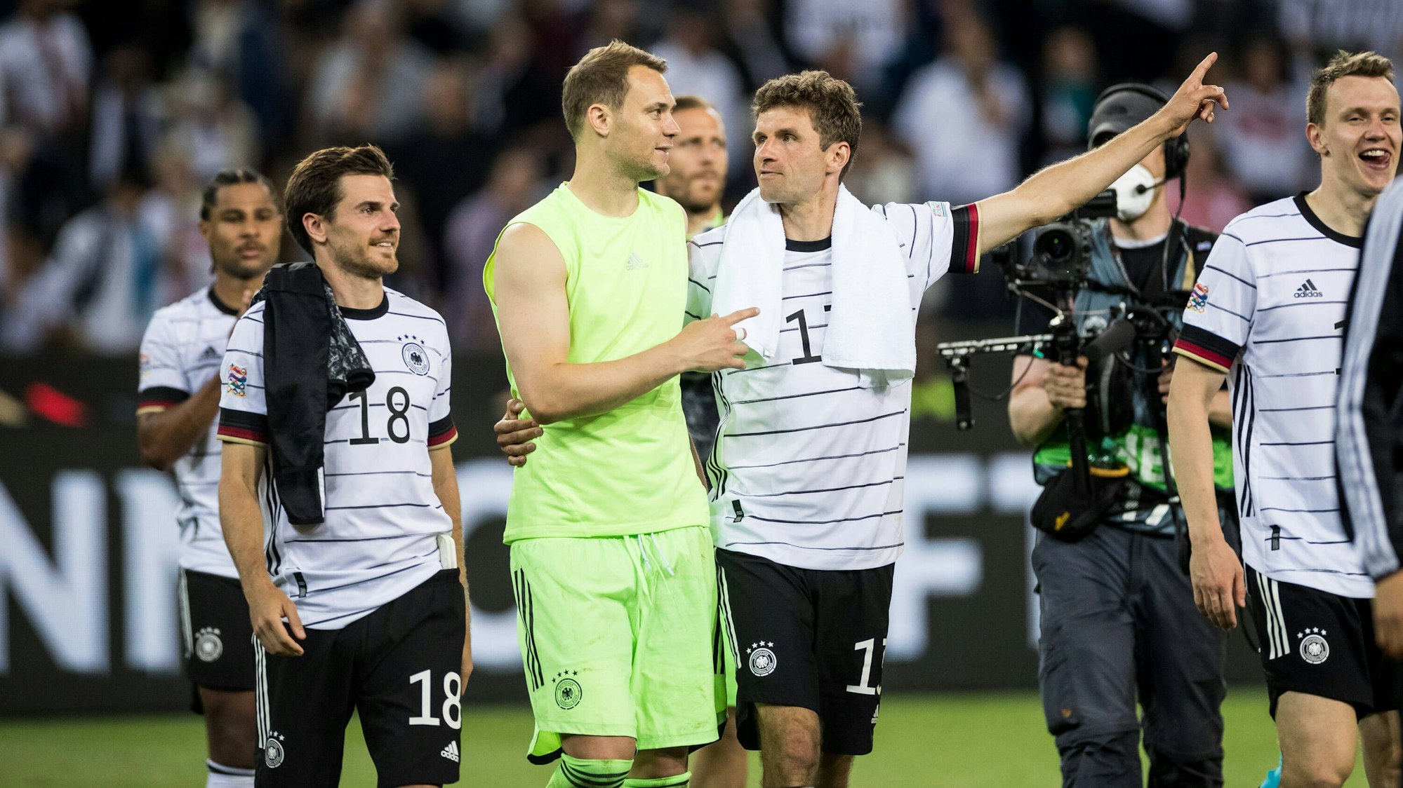 Die deutsche Nationalmannschaft bedankt sich bei den Fans für die Unterstützung.