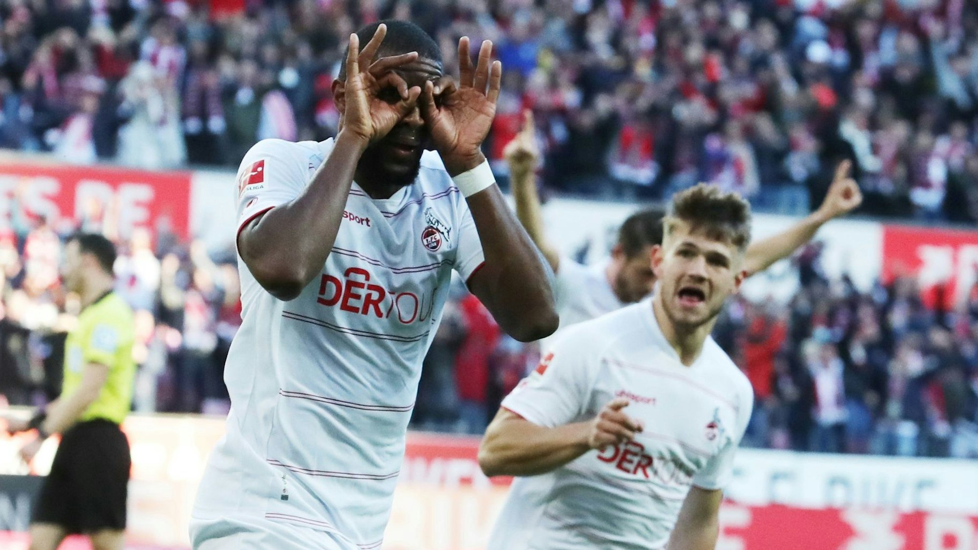 Anthony Modeste (l.) und Jan Thielmann bejubeln den Ausgleichs-Treffer zum 2:2 gegen Bayer Leverkusen am 24. Oktober 2021.