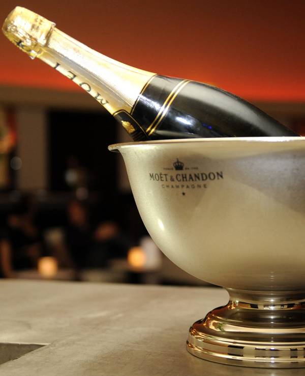 Eine Champagner-Flasche in einer Party-Location in Berlin.