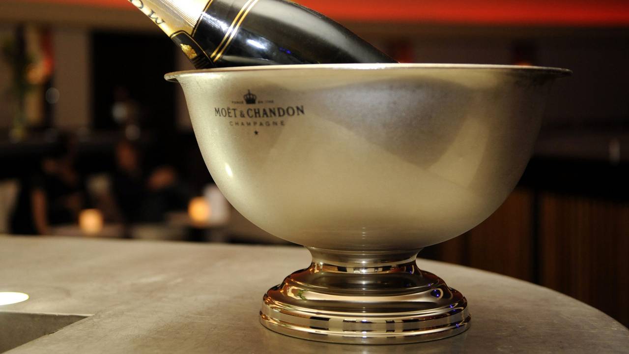 Eine Champagner-Flasche in einer Party-Location in Berlin.