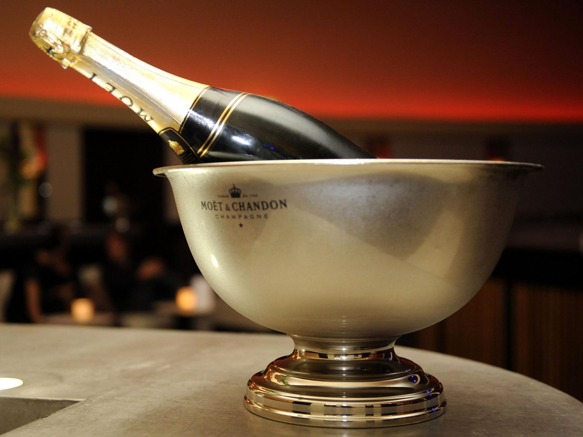 Eine Champagner-Flasche in einer Party-Location in Berlin.