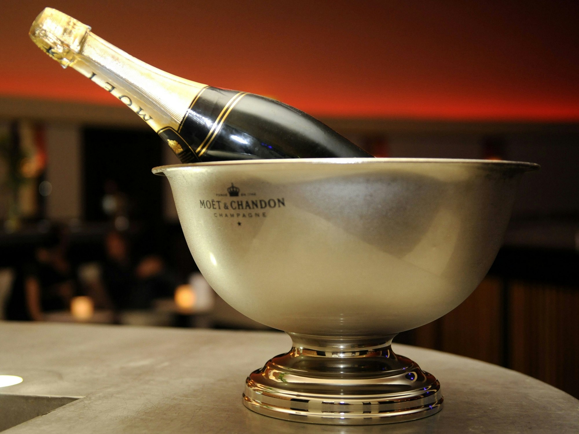 Eine Champagner-Flasche in einer Party-Location in Berlin.