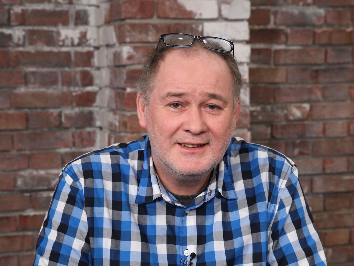 Walter "Waldi" Lehnertz, hier bei einem undatierten Fototermin für Bares für Rares, zeigte sich auf seinem Instagram-Profil völlig empört.