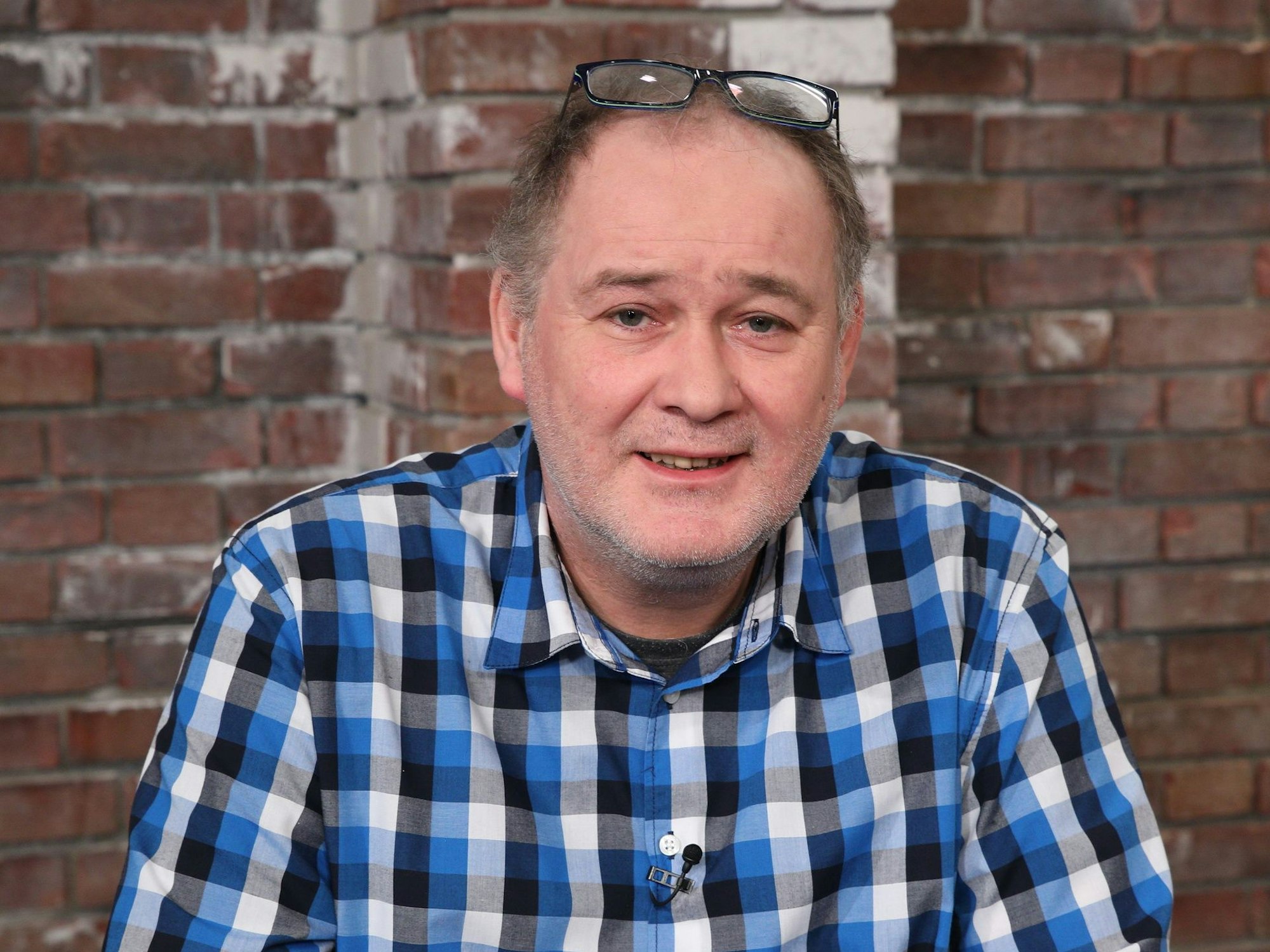 Waldi lächelt in die Kamera.