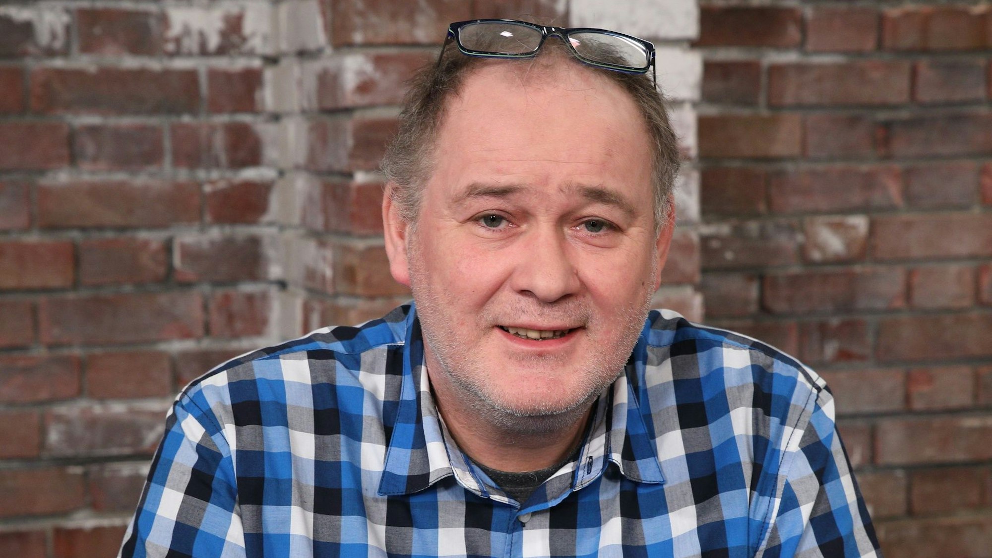 Walter "Waldi" Lehnertz, hier bei einem undatierten Fototermin für Bares für Rares, zeigte sich auf seinem Instagram-Profil völlig empört.