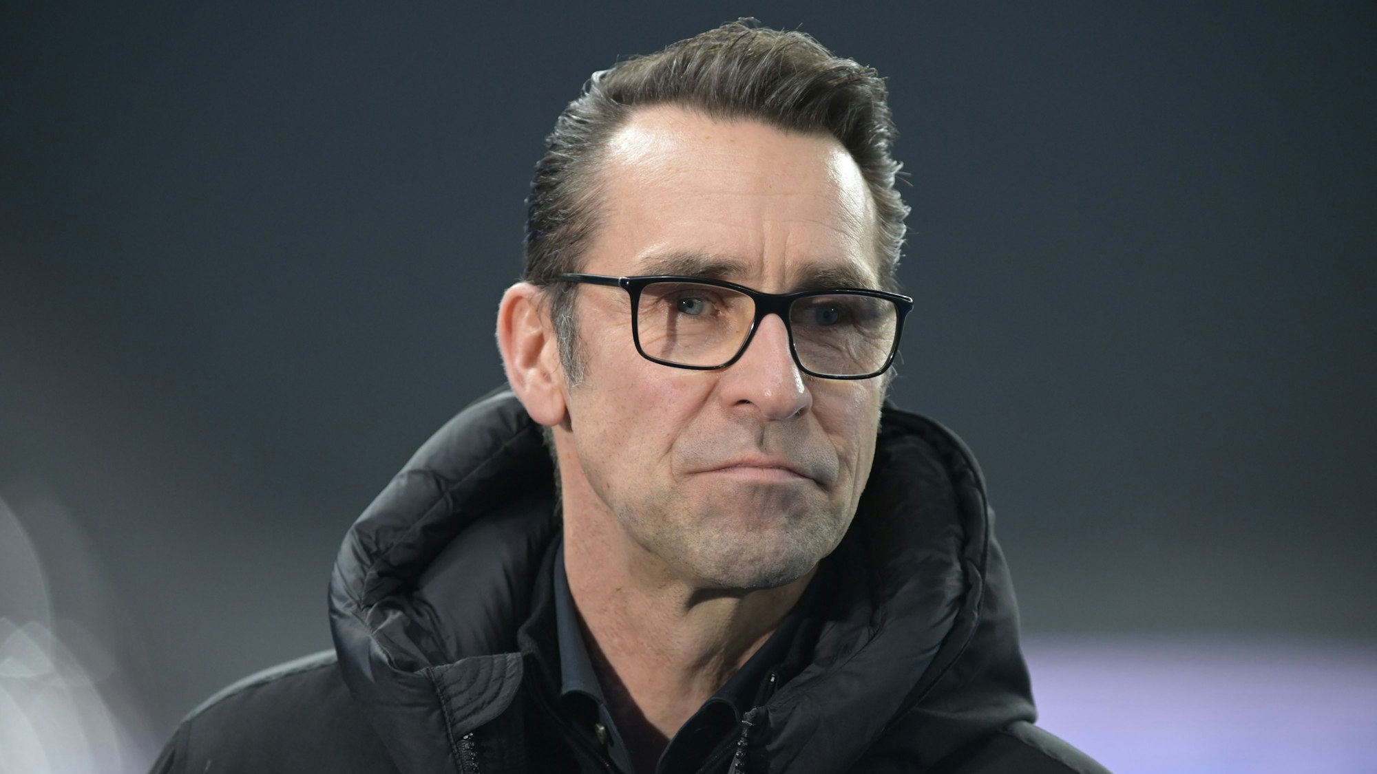 Ex-Hertha-Manager Michael Preetz schaut vom Spielfeldrand auf das Geschehen auf dem Platz.