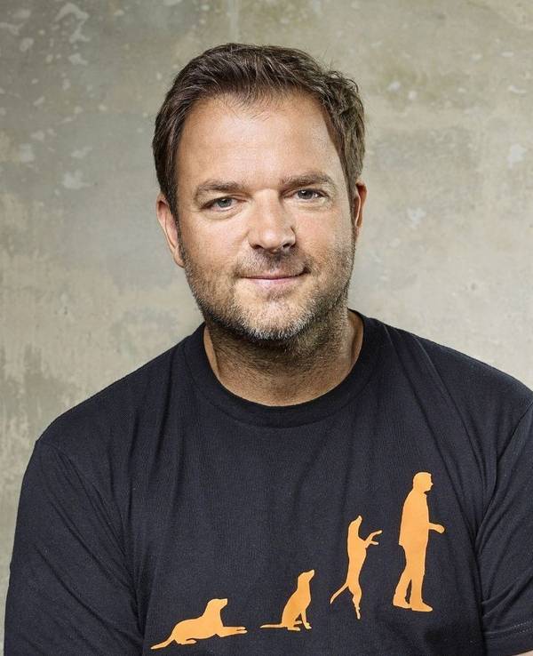 Martin Rütter kommentiert im RTL-Format „Die Welpen kommen“ das Leben von den kleinen Vierbeinern in ihren Familien