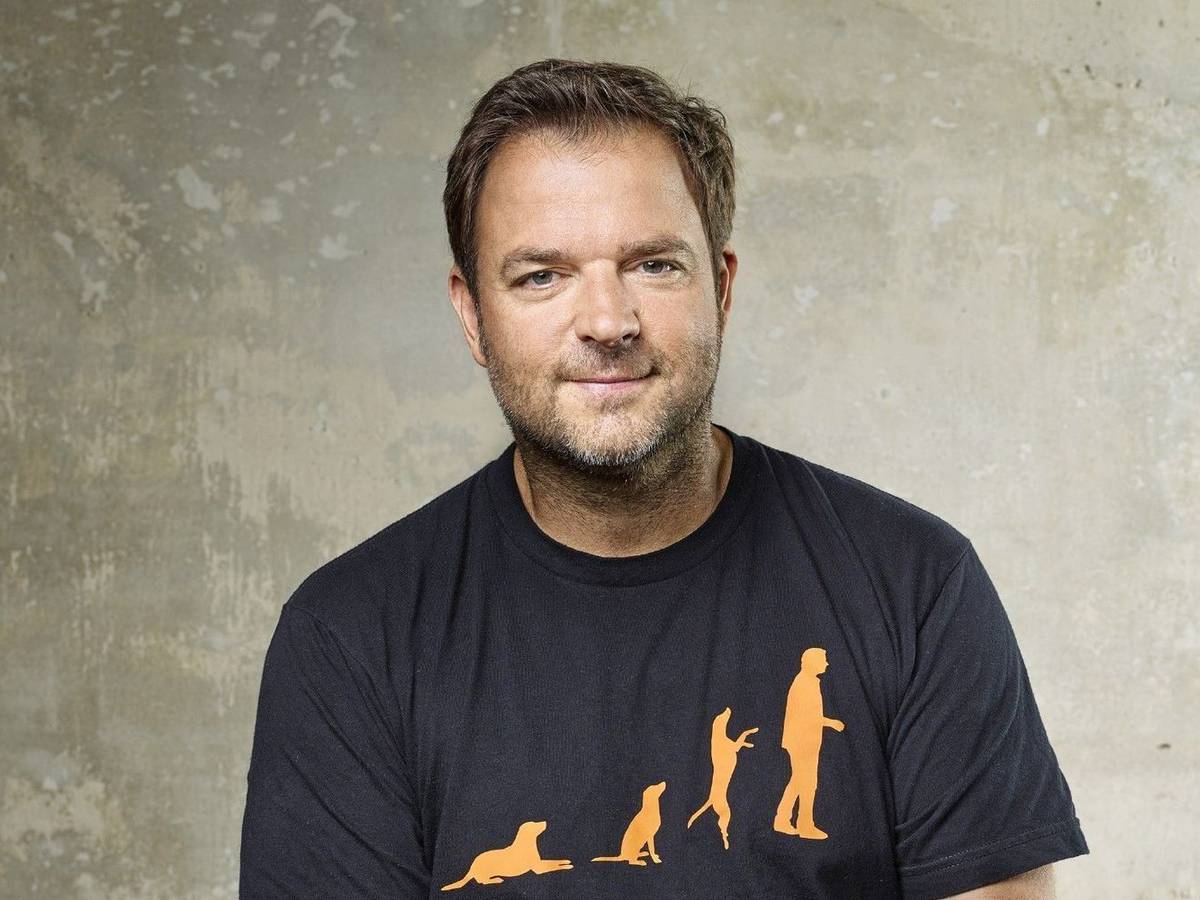 Martin Rütter kommentiert im RTL-Format „Die Welpen kommen“ das Leben von den kleinen Vierbeinern in ihren Familien
