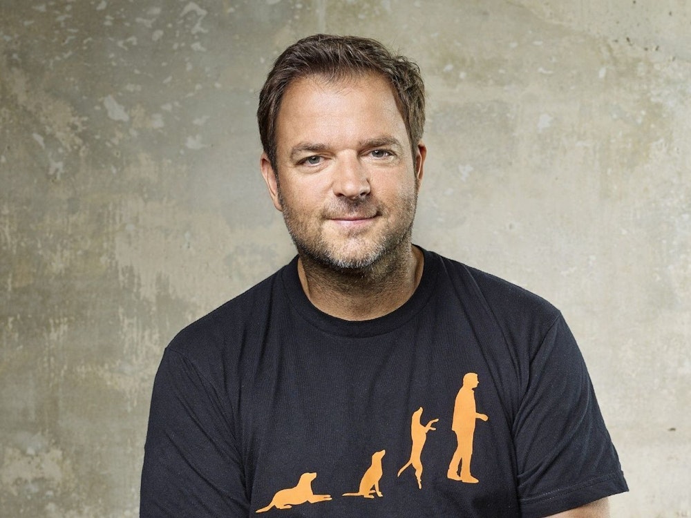Martin Rütter kommentiert im RTL-Format „Die Welpen kommen“ das Leben von den kleinen Vierbeinern in ihren Familien