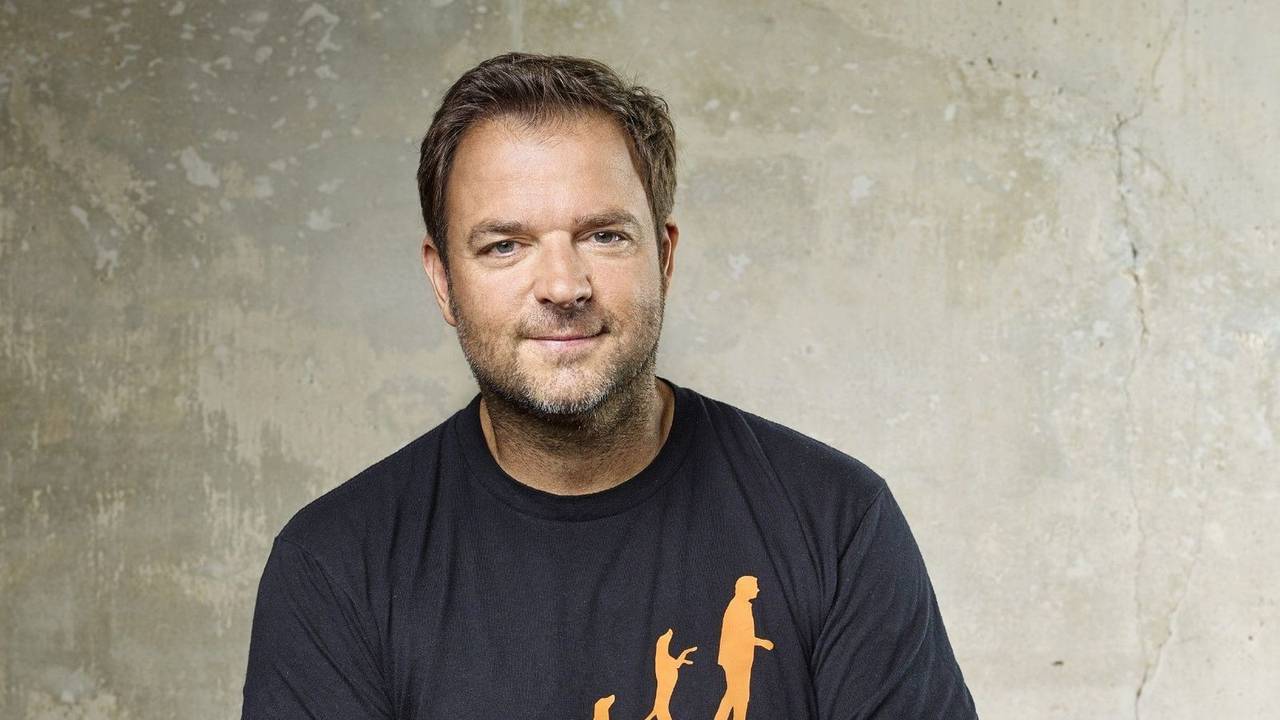 Martin Rütter kommentiert im RTL-Format „Die Welpen kommen“ das Leben von den kleinen Vierbeinern in ihren Familien