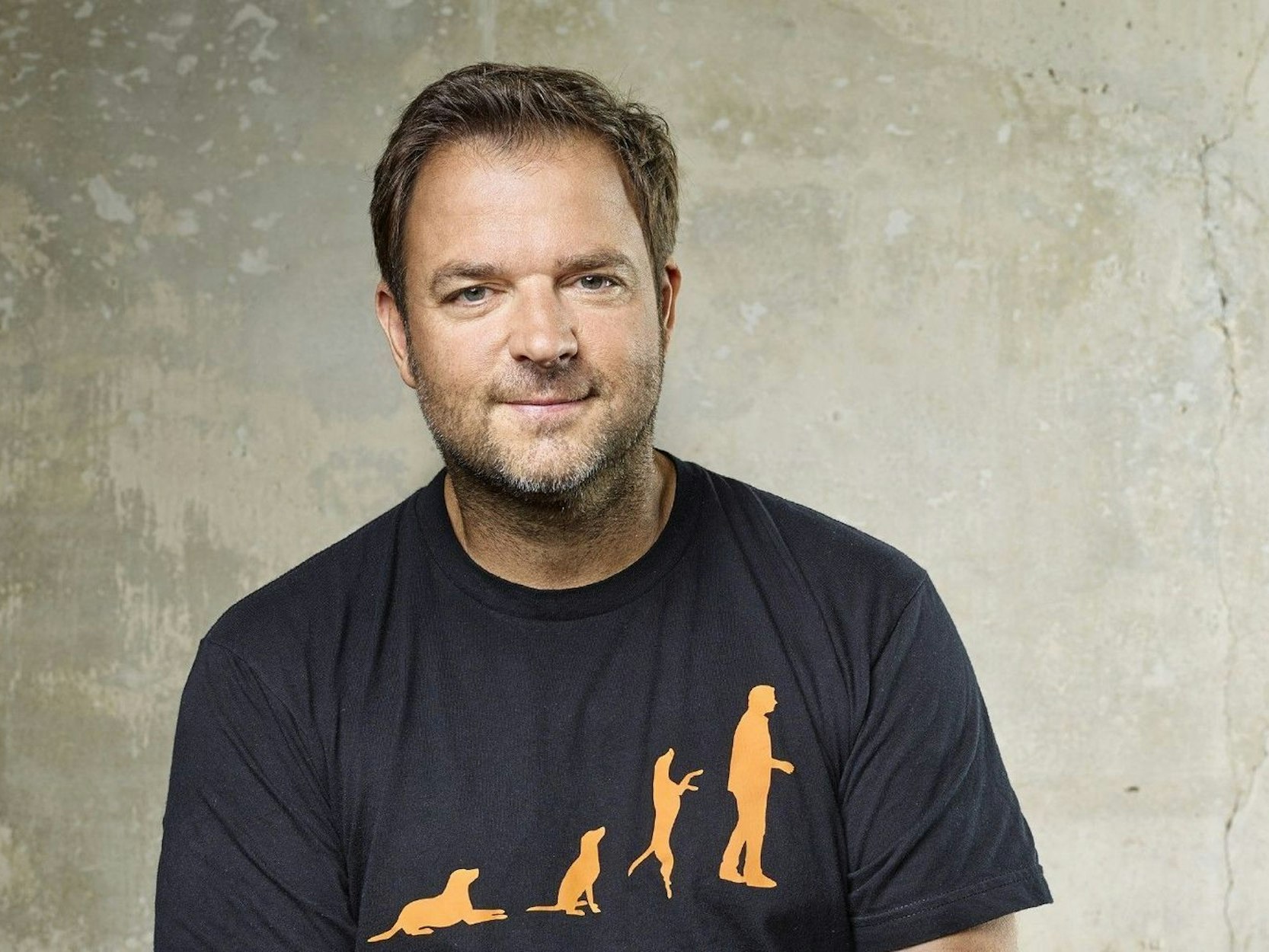 Martin Rütter kommentiert im RTL-Format „Die Welpen kommen“ das Leben von den kleinen Vierbeinern in ihren Familien