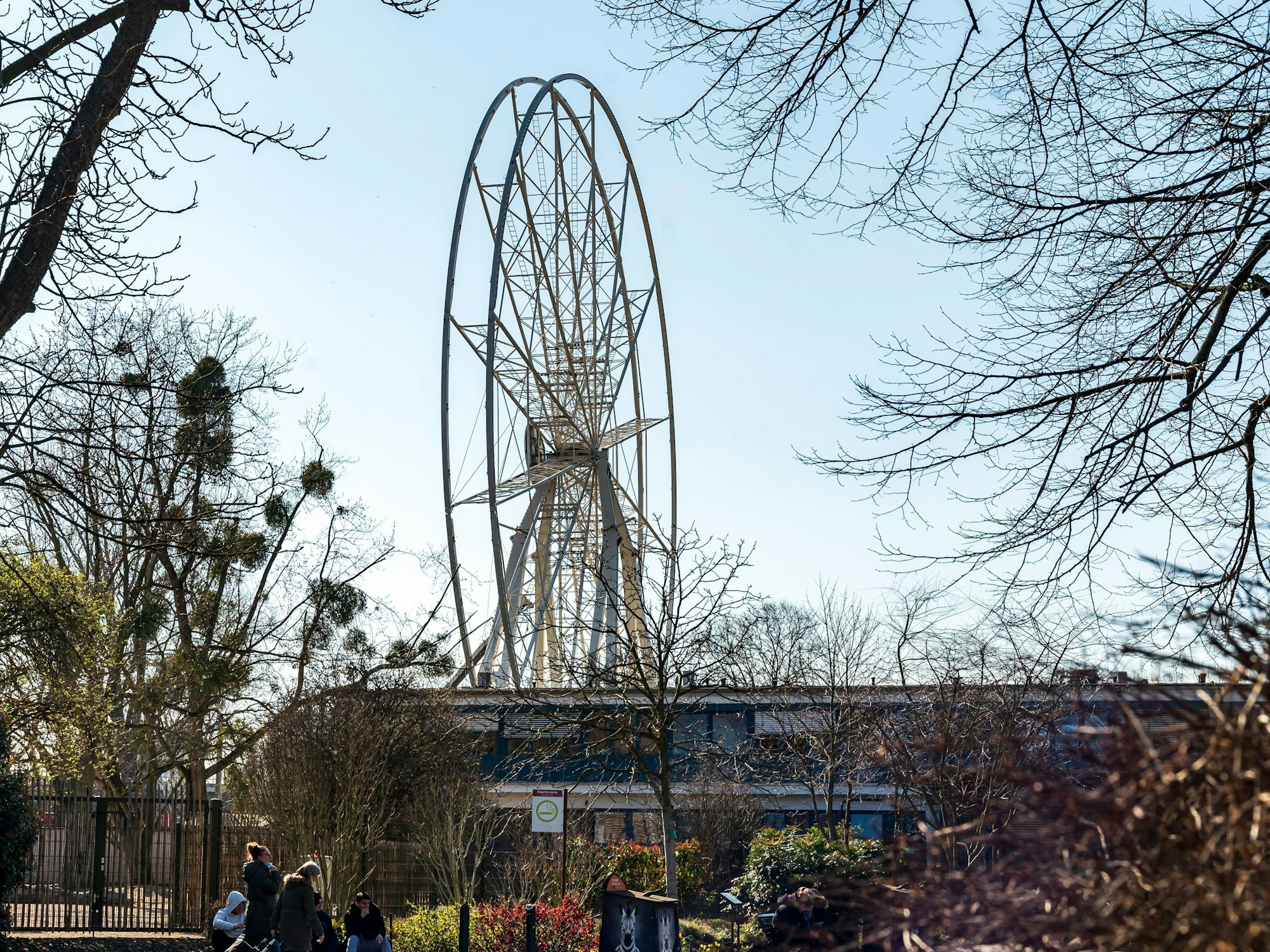 Riesenrad wird am Kölner Zoo aufgebaut.