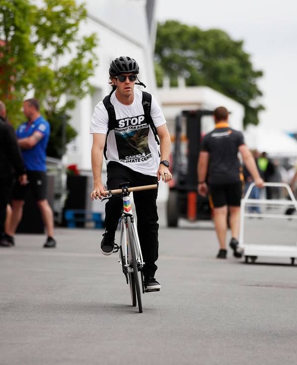 Sebastian Vettel radelt in das Fahrerlager in Kanada.