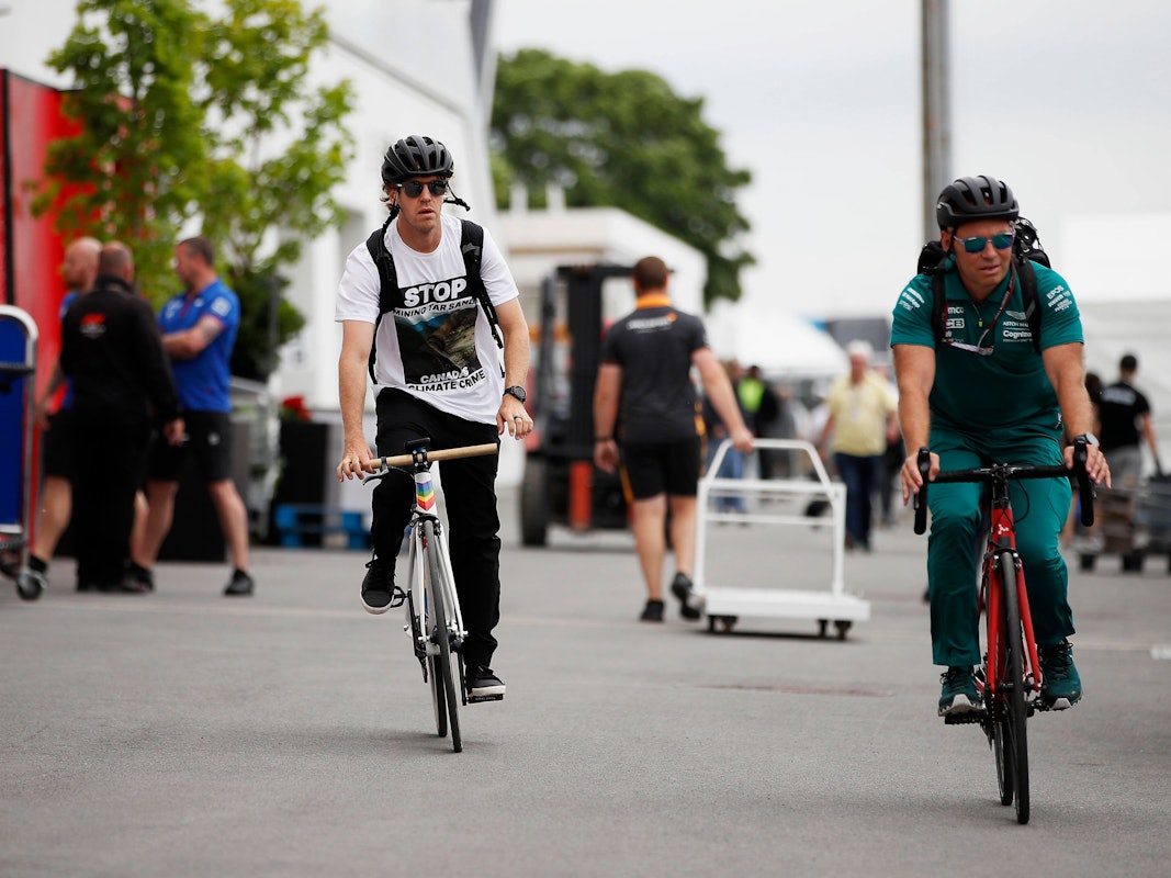Sebastian Vettel radelt in das Fahrerlager in Kanada.