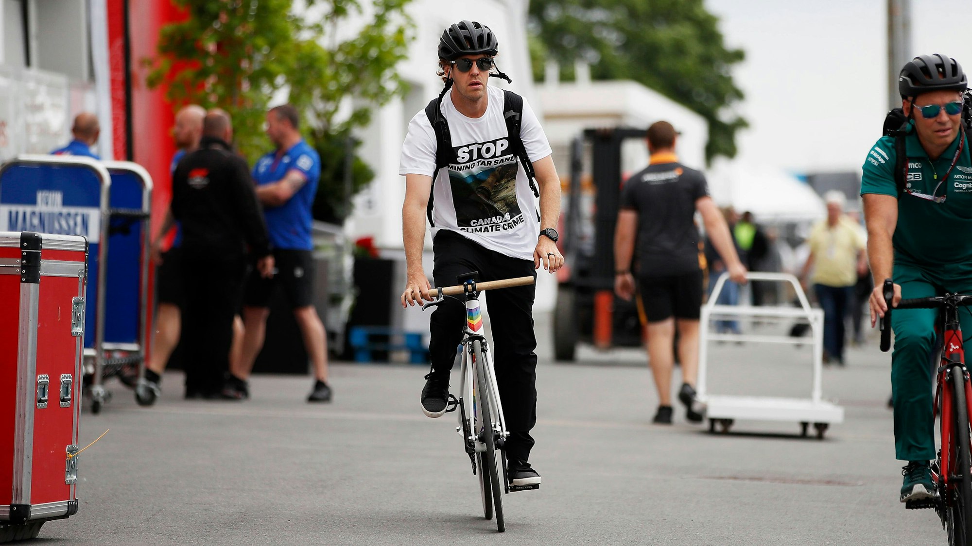 Sebastian Vettel radelt in das Fahrerlager in Kanada.