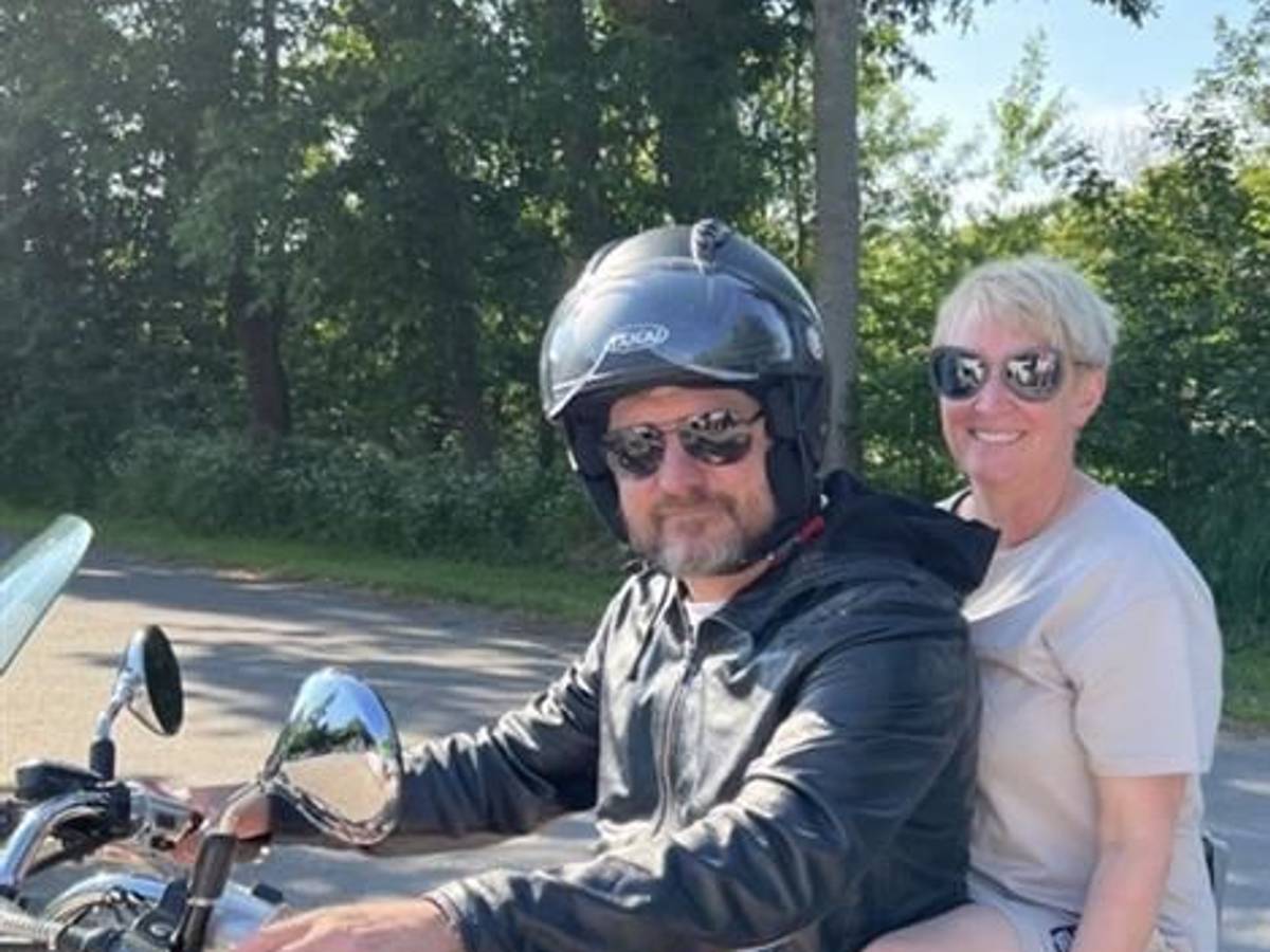 Steffen Baumgart sitzt mit Frau Katja auf einem Mottorrad.