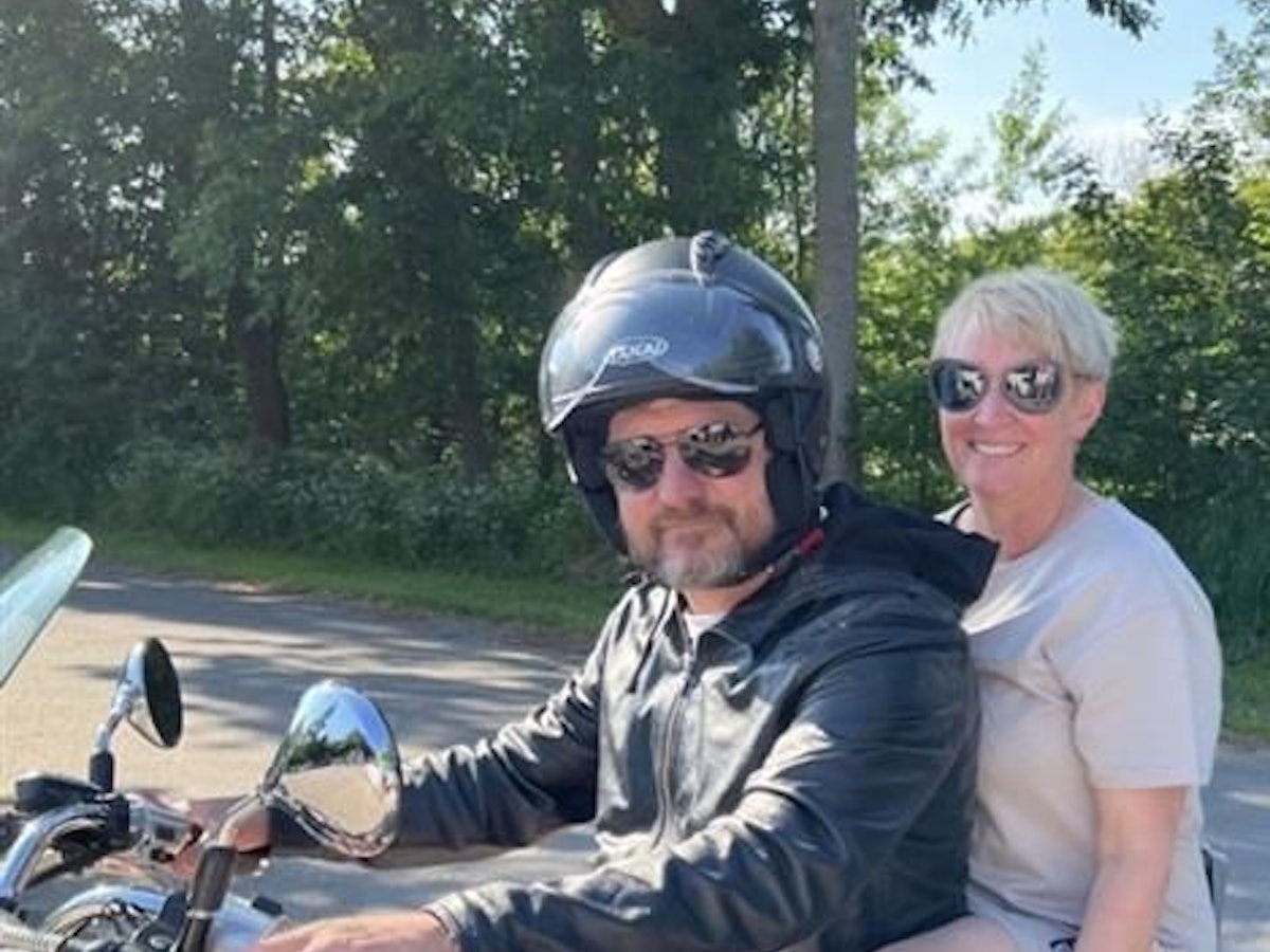Steffen Baumgart sitzt mit Frau Katja auf einem Mottorrad.
