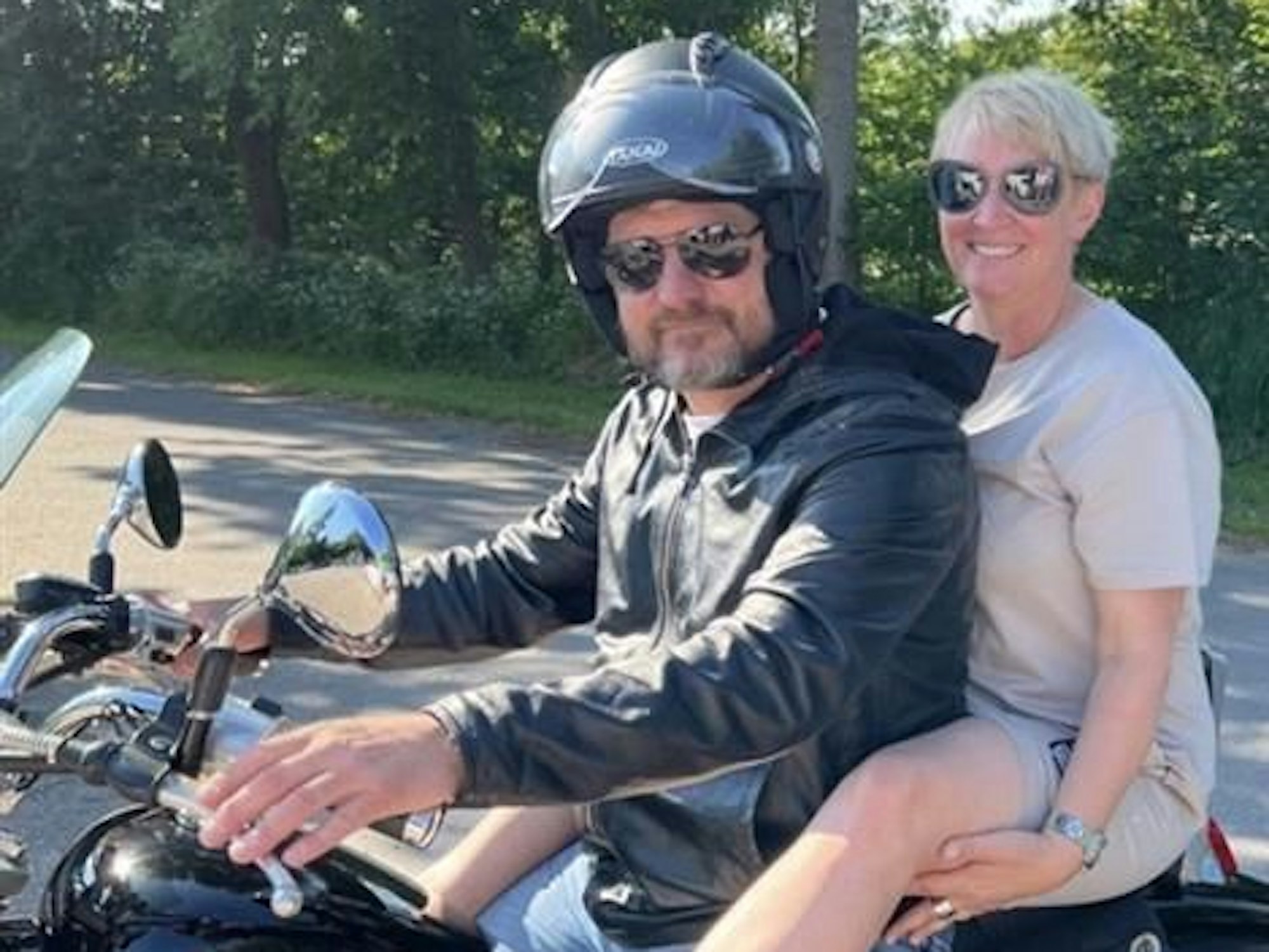 Steffen Baumgart sitzt mit Frau Katja auf einem Mottorrad.