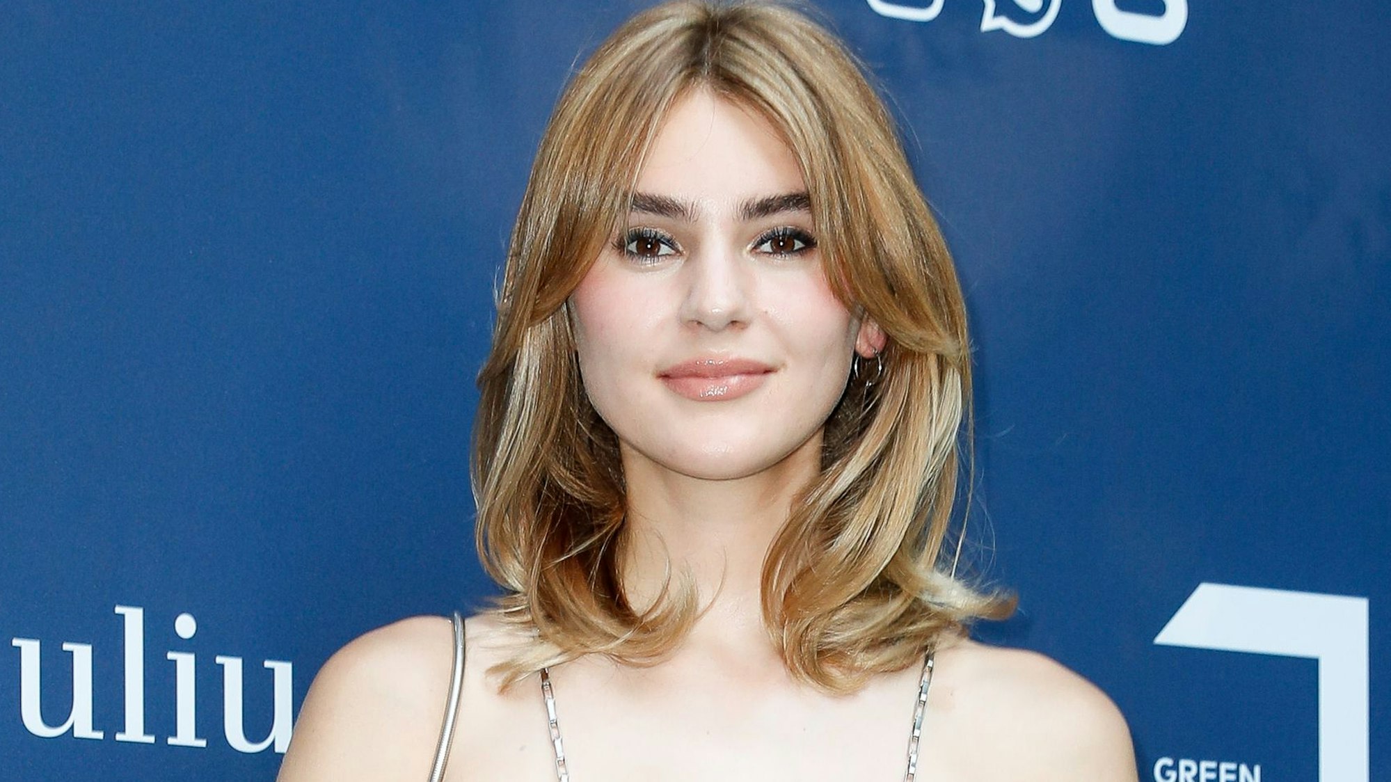 Stefanie Giesinger schaut im Juni 2021 in Berlin bei einer Preisverleihung in die Kamera