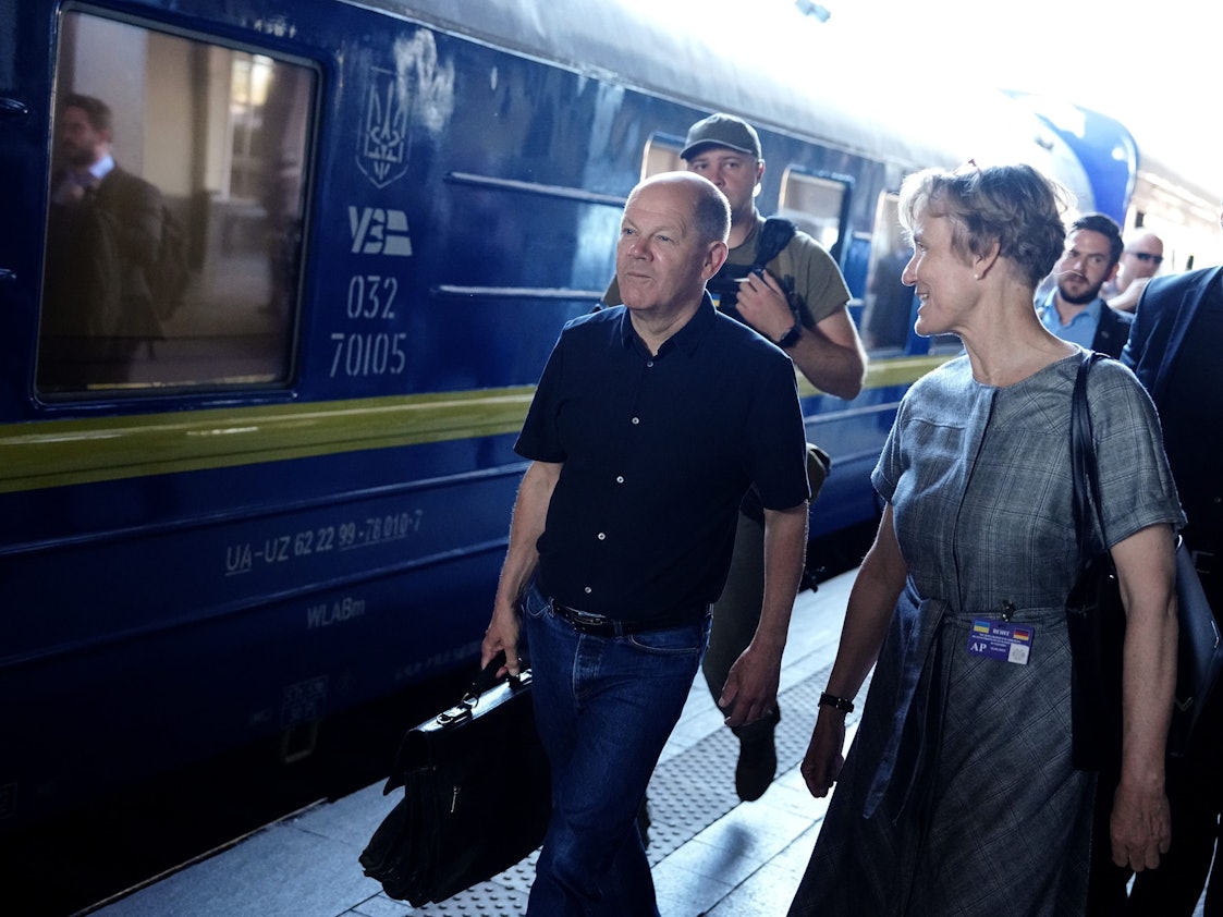 16.06.2022, Ukraine, Kiew: Bundeskanzler Olaf Scholz (SPD) kommt am Bahnhof in Kiew an und spricht mit Deutschlands Botschafterin in Kiew, Anka Feldhusen (r), auf dem Bahnsteig. Bundeskanzler Scholz, Frankreichs Präsident Macron und der italienische Ministerpräsident Draghi sind am Donnerstagmorgen mit einem Sonderzug in der ukrainischen Hauptstadt Kiew eingetroffen. Dort wollen sie mit dem ukrainischen Präsidenten Selenskyj über weitere Unterstützung für das von Russland angegriffene Land sprechen. Foto: Kay Nietfeld/dpa +++ dpa-Bildfunk +++