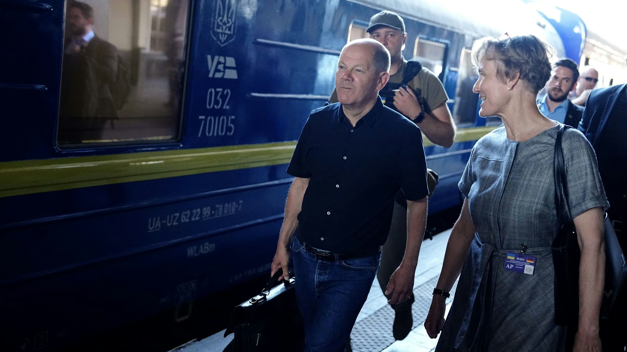 16.06.2022, Ukraine, Kiew: Bundeskanzler Olaf Scholz (SPD) kommt am Bahnhof in Kiew an und spricht mit Deutschlands Botschafterin in Kiew, Anka Feldhusen (r), auf dem Bahnsteig. Bundeskanzler Scholz, Frankreichs Präsident Macron und der italienische Ministerpräsident Draghi sind am Donnerstagmorgen mit einem Sonderzug in der ukrainischen Hauptstadt Kiew eingetroffen. Dort wollen sie mit dem ukrainischen Präsidenten Selenskyj über weitere Unterstützung für das von Russland angegriffene Land sprechen. Foto: Kay Nietfeld/dpa +++ dpa-Bildfunk +++