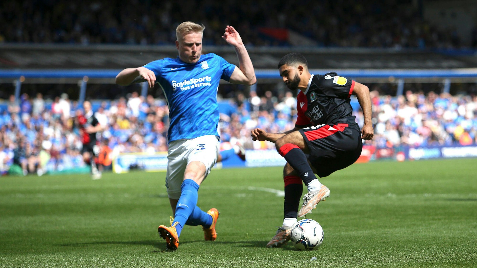 Kristian Pedersen (l.), hier noch im Einsatz für Birmingham City am 7. Mai 2022 gegen Blackburn, soll vor einem Wechsel zum 1. FC Köln stehen.